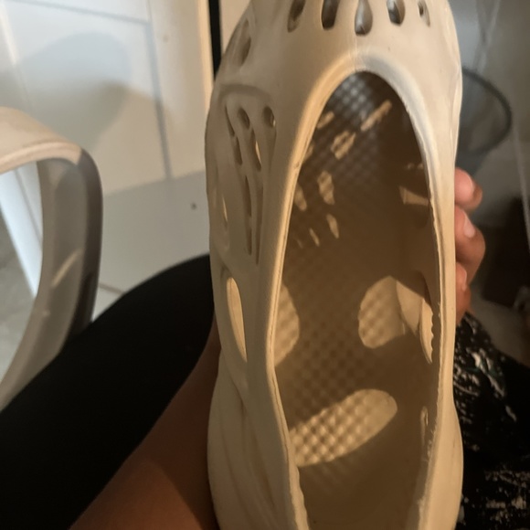 COPY - YEEZY foamrunners size 10’5 used